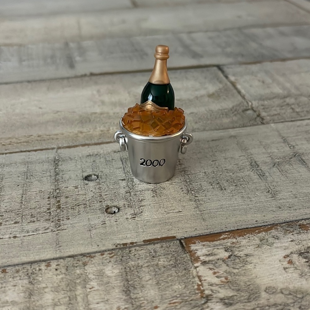 NEW ESTEE LAUDER 2000 BUBBLY CHAMPAGNE COMPACT PLEASURE FRAGRANCE